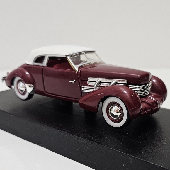 Signature Models 1937 Cord 812 Supercharged Coupe Diecast Car Model - Picture 9 of 15